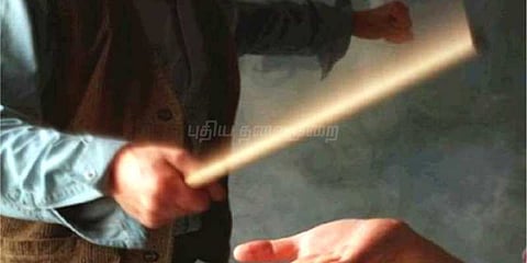 சிறுவனை பிரம்பால் அடித்த ஆசிரியர் கைது