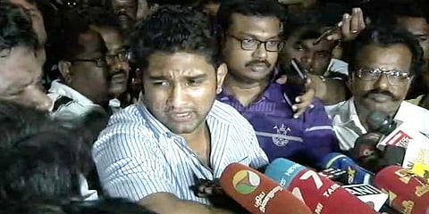 போயஸ் கார்டனில் ஐடி ரெய்டு: லேப்டாப், பென் டிரைவ் பறிமுதல்