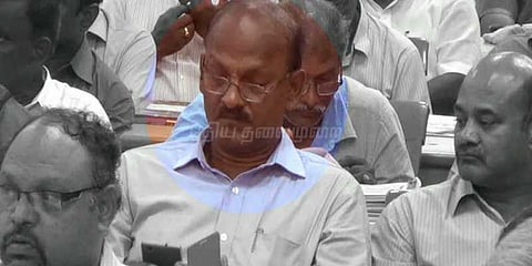 சீட்டு விளையாட்டில் மும்முரம்: விவசாயிகளை அலட்சியப்படுத்திய அதிகாரி