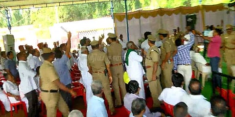 அமைச்சர்கள் பங்கேற்ற கூட்டத்தில் முழக்கமிட்ட விவசாயிகள் கைது