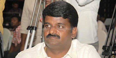 சால்வை பற்றாக்குறையால் திணறிய அமைச்சர்