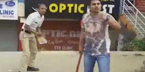 நடுரோட்டில் போக்குவரத்து காவலரை பேஸ்பால் மட்டையால் தாக்கிய நபர்