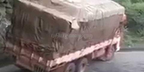 கேரள கழிவுகளை ஏற்றிவந்த லாரியை முற்றுகையிட்ட மக்கள்