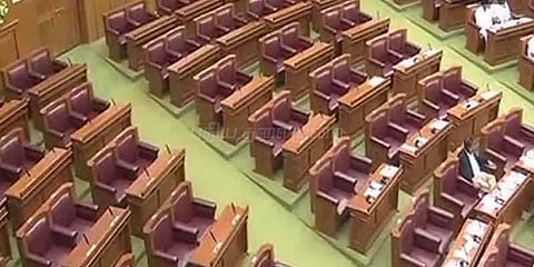 கட் அடிக்கும் எம்.எல்.ஏ.க்கள்: காலியாக இருக்கும் சட்டசபை இருக்கைகள்