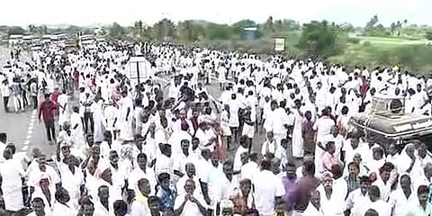 மதுரை மேலூரில் விவசாயிகள் போராட்டம்