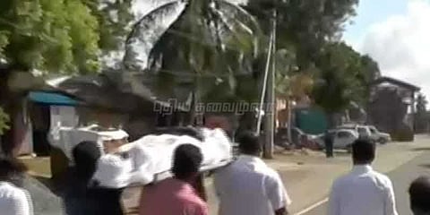 அமரர் ஊர்தி இல்லாததால் அவலநிலை :பிணத்தை சுமந்து செல்லும் பொதுமக்கள்