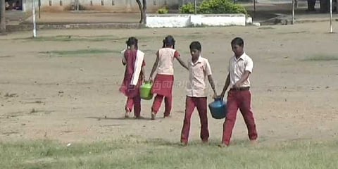 படிக்கும் நேரத்தில் குடிநீருக்காக குடம் தூக்கி அலையும் பள்ளி மாணவர்கள்