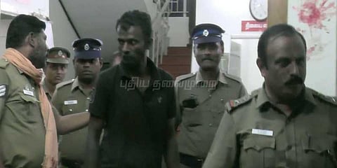 நகைக்காக பெண்ணின் தலை துண்டிப்பு: முட்புதரில் வீசிய கொடூரம்