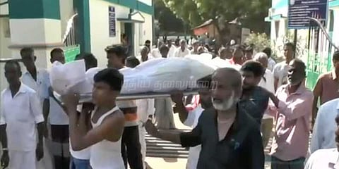 அமரர் ஊர்தி இல்லாததால் உடலை தோளில் சுமந்து சென்ற அவலம்