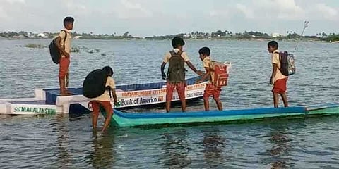 ஆபத்தான பயணம் மேற்கொண்டு பள்ளி செல்லும் மாணவர்கள்