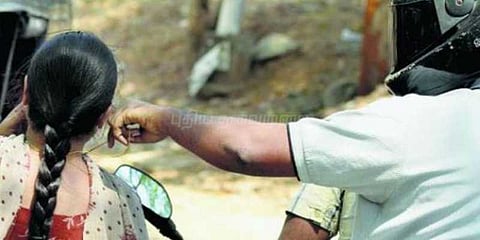 பட்டப்பகலில் வழிப்பறி செய்தவன் கையும் களவமாக பிடிபட்டான்