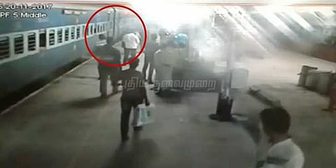 ரயிலில் தவறி விழுந்த பயணியை விரைவாக காப்பாற்றிய காவலர் (வீடியோ)