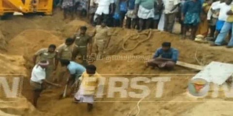 மண்ணுக்குள் சிக்கிய தொழிலாளர்கள்: ஒருமணி நேர போராட்டத்திற்கு பின் உயிருடன் மீட்பு