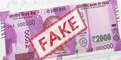 வங்கியில் பெற்ற பணத்தில் 2 ஆயிரம் ரூபாய் கள்ள நோட்டு