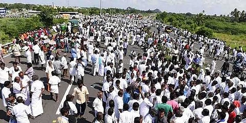 மேலூரில் சாலை மறியல் போராட்டத்தில் ஈடுபட்ட விவசாயிகள் மீது வழக்கு பதிவு