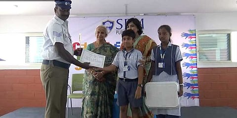 பொதுசேவை ஊழியர்களுக்கு மாணவர்கள் வழங்கிய சான்றிதழ்