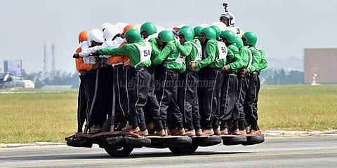 ஒரே பைக்கில் 58 பேர் பயணம்: ராணுவ வீரர்கள் புதிய சாதனை
