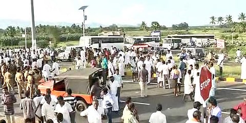 தண்ணீர் திறக்க மேலூரில் சாலை மறியல் செய்த 1200 பேர் மீது வழக்குப்பதிவு