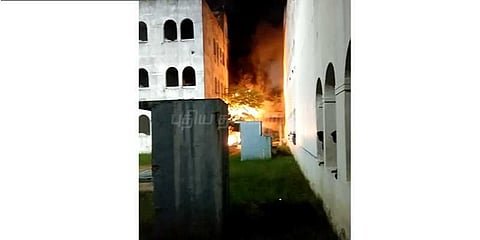 மாணவி தற்கொலை: பல்கலைக்கழகத்திற்கு மாணவர்கள் தீ வைப்பு