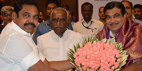 மத்திய அமைச்சர் நிதின் கட்கரியிடம் முதல்வர் பழனிசாமி மனு