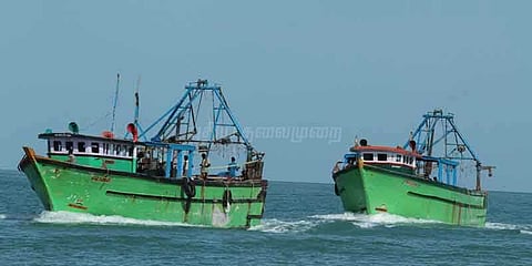 நாகை மீனவர்களின் வலைகள், மீன்கள் கொள்ளை: இலங்கை கடற்கொள்ளையர்கள் அட்டூழியம்