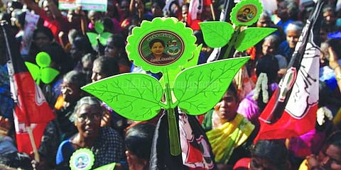 முடக்கப்பட்ட இரட்டை இலை மீண்டும் துளித்த கதை