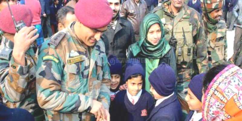 ராணுவ பள்ளிக்கு தோனி திடீர் விசிட்!