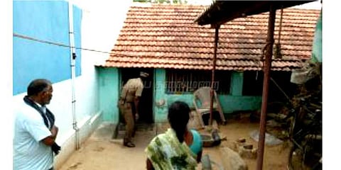 பெற்ற தாயை வீட்டிற்குள் பூட்டி விட்டு வெளியூர் சென்ற மகன்