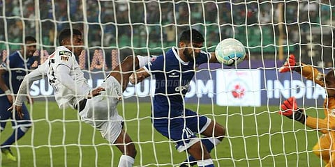 மைதானத்தில் ரசிகர்கள் ரகளை: சென்னை அணி நிர்வாகம் கண்டனம்