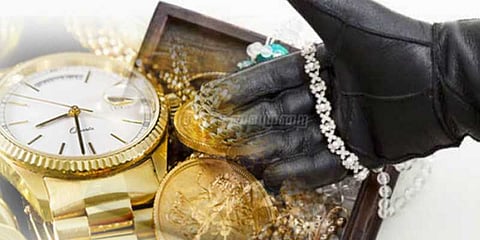 வெளிநாட்டிலிருந்து வந்த பயணியின் பெட்டி கொள்ளை