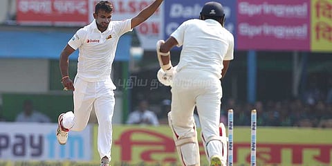 பந்தை சேதப்படுத்துவதா? இலங்கை கிரிக்கெட் வீரருக்கு அபராதம்!