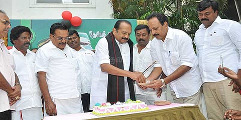 பிரபாகரன் பிறந்த நாள்: தமிழக அரசியல் தலைவர்கள் கொண்டாட்டம்