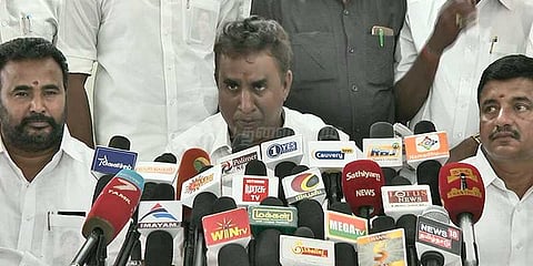 ஜானகி அம்மாள் போல தினகரன் பெருந்தன்மையாக ஒதுங்க வேண்டும்: எஸ்.பி.வேலுமணி