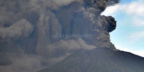 பாலி தீவில் தீக்குழம்பை கக்கும் எரிமலை: விமானங்கள் ரத்து