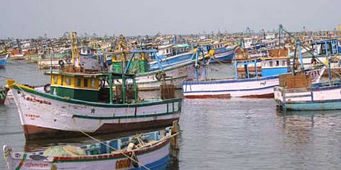 கடல்சீற்றம் காரணமாக மீனவர்கள் கடலுக்கு செல்லவில்லை