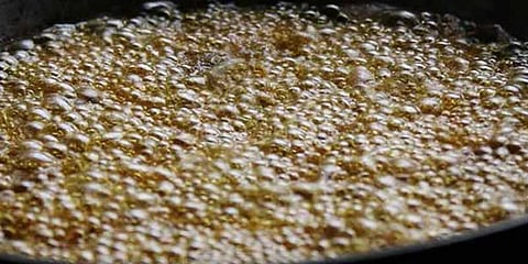 சாப்பிட்ட பின் பணம் கொடுப்பதில் தகராறு: கொதிக்கும் எண்ணெய்யை ஊற்றிய உணவக ஊழியர்