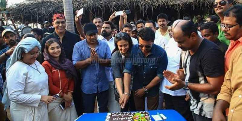 நிவின் பாலி படப்பிடிப்பில் கேக் வெட்டிய ஜோதிகா-சூர்யா போட்டோ ஆல்பம்