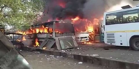 டெல்லியில் தீ பற்றி எரிந்த தனியார் பேருந்துகள்