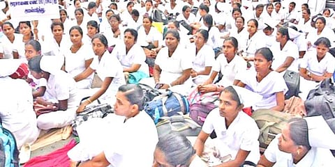 ஏன் பணியில் இருந்து நீக்கக் கூடாது? செவிலியர்களுக்கு நோட்டீஸ்