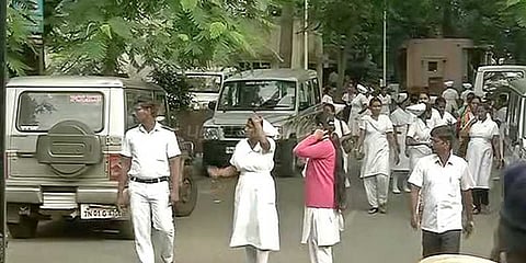 எச்சரிக்கையை மீறி செவிலியர்களின் உண்ணாவிரதப் போராட்டம் தொடங்கியது