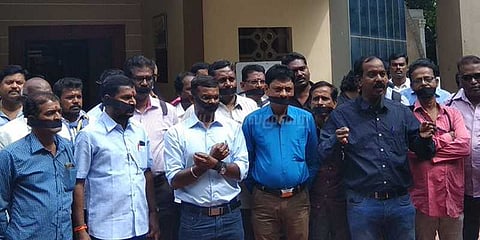 பாலா மீது மீண்டும் வழக்குப்பதிவு: பத்திரிகையாளர்கள் வாயில் கருப்புத்துணி கட்டி போராட்டம்