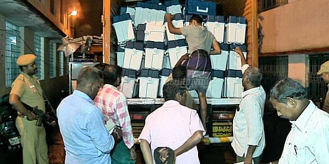 ஆர்.கே.நகர் தேர்தல்: 360 வாக்கு ஒப்புகைச்சீட்டு இயந்திரங்கள் சென்னை வந்தன