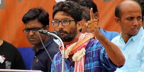 குஜராத் தேர்தலில் போட்டியிடும் தலித் தலைவர் ஜிக்னேஷ் மேவானிக்கு பிடிவாரண்ட்