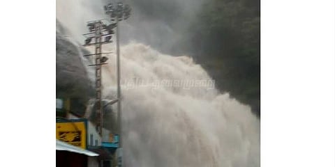 வெள்ளப்பெருக்கால் குற்றால அருவிக்கு அருகே செல்லவே தடை