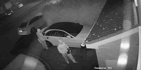 தொழில்நுட்ப உதவியுடன் பென்ஸ் காரை 60 வினாடிகளில் திருடும் வைரல் வீடியோ