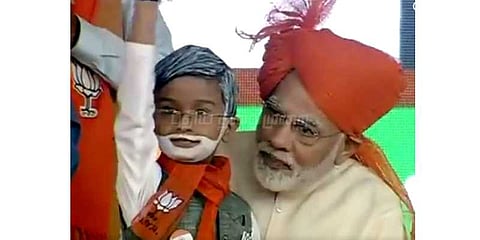 மோடியுடன் ஒரு குட்டி மோடி!