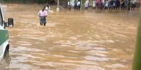 மழை வெள்ளத்தில் மிதக்கும் பணகுடி