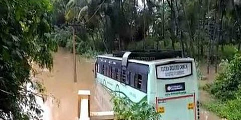 நெல்லை காட்டாற்று வெள்ளத்தில் சிக்கிய விரைவுப் பேருந்து