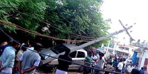 கனமழையில் சாய்ந்து விழுந்த மின்கம்பங்கள்: அதிர்ஷ்டவசமாக உயிர் தப்பிய வெளிமாநிலத்தவர்கள்