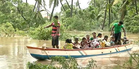 கன்னியாகுமரி வெள்ளம்: மீட்பு பணியில் அதிகாரிகளுடன் இணைந்த மீனவர்கள்